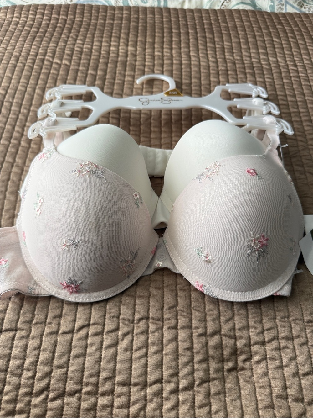 Jessica Simpson 34b push up bra with gentle
Lift